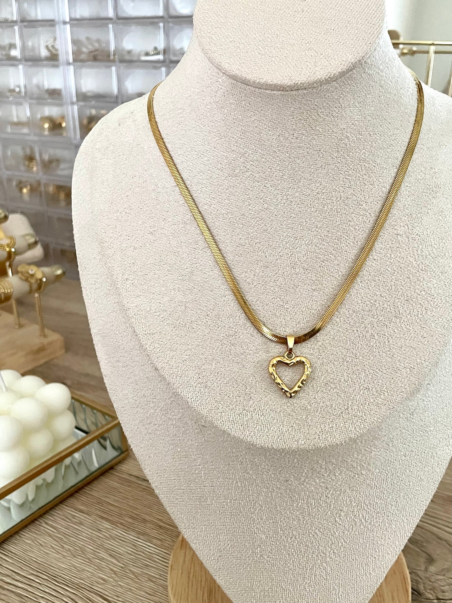 Collier Sylvie , cœur strié et chaîne serpentine, en acier inoxydable doré.