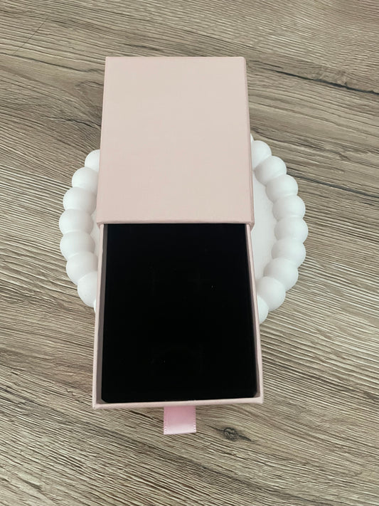 Petite boîte pour bijoux à offrir .