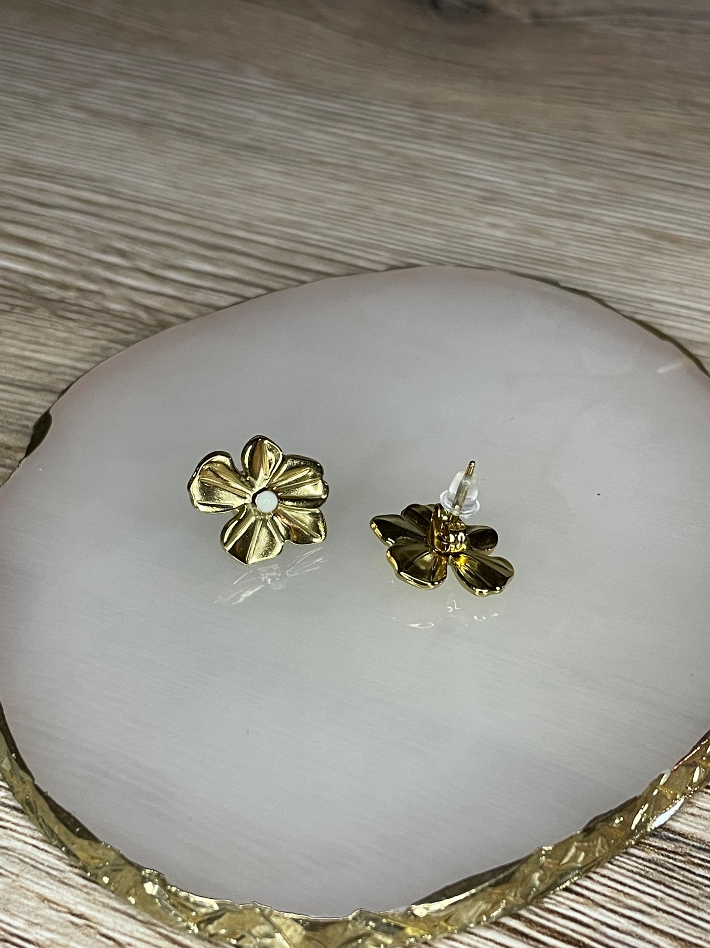 Boucles d’oreilles fleur Betty perle blanche, acier inoxydable doré.