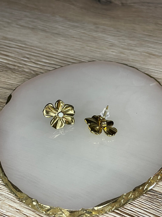 Boucles d’oreilles fleur Betty perle blanche, acier inoxydable doré.