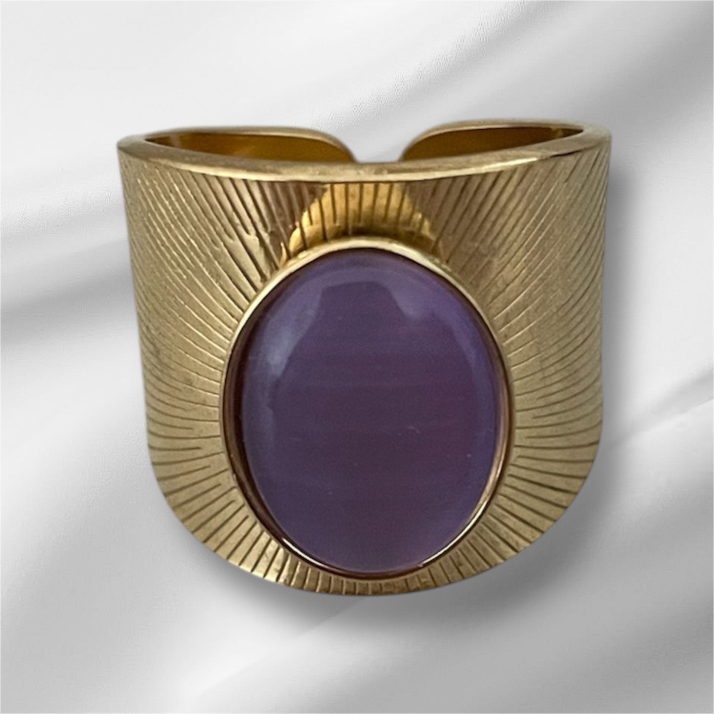 Bague large ovale Violetta mauve, acier inoxydable doré.