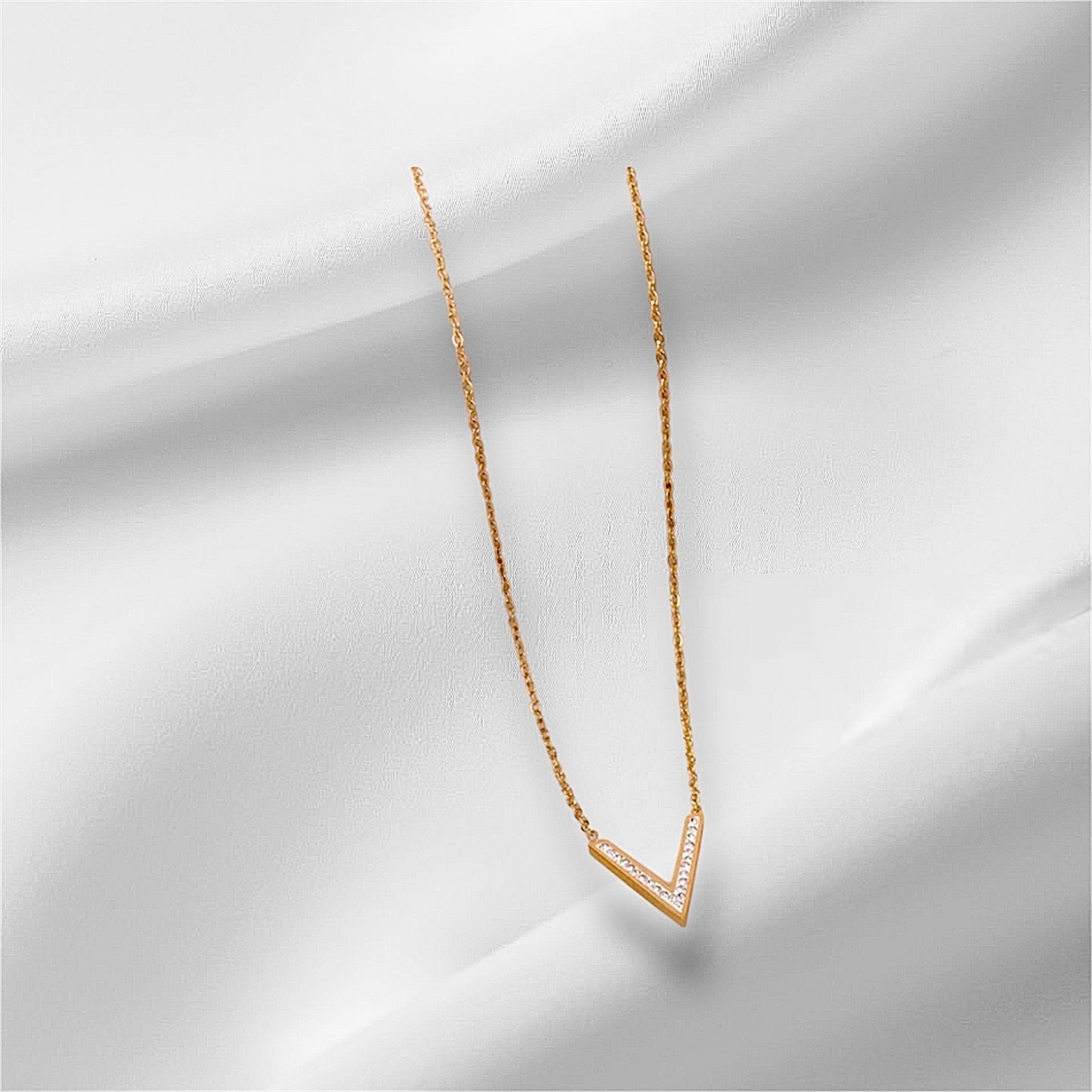 Collier Victorie forme V strass, acier inoxydable doré.