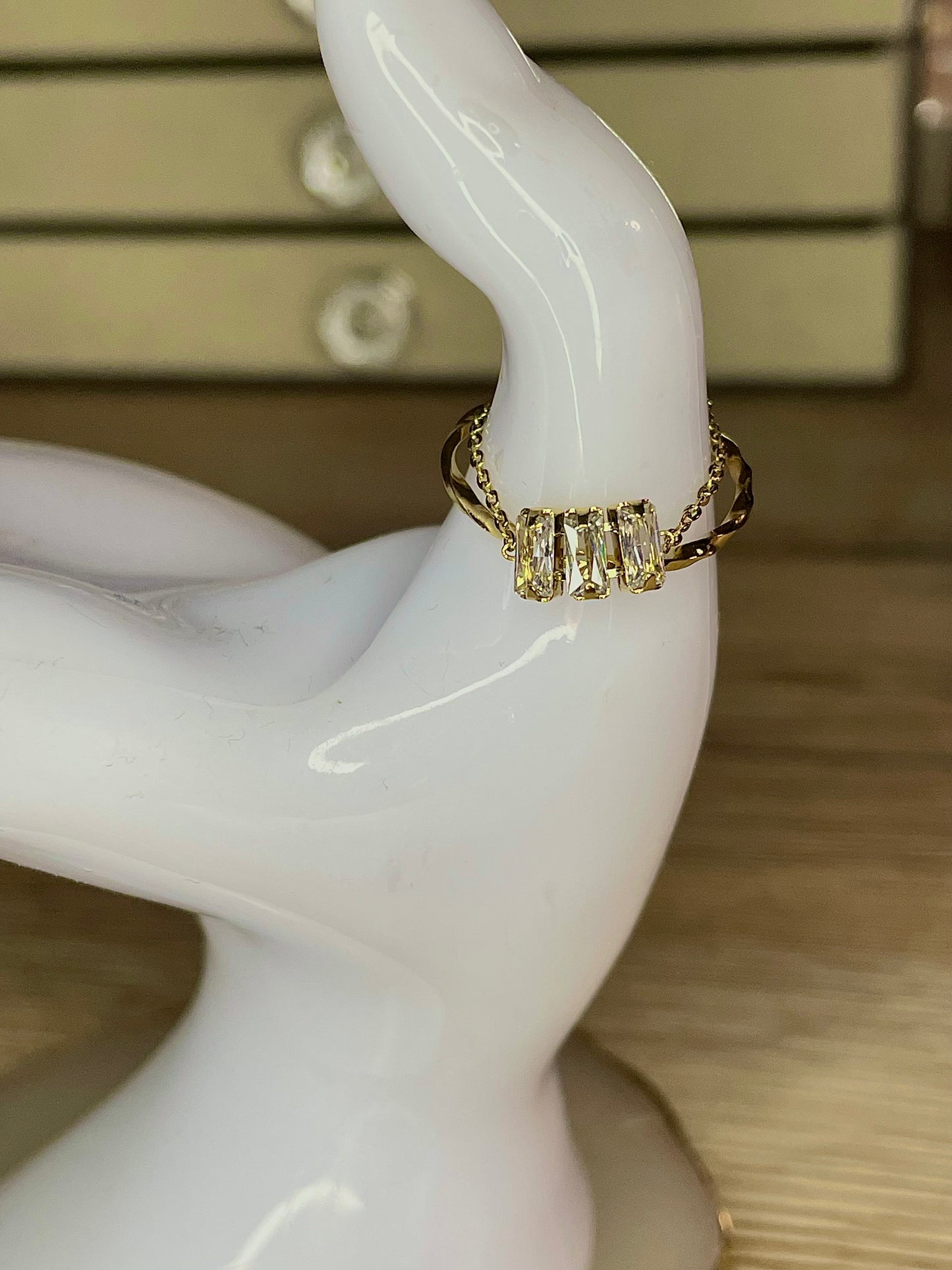 Bague Tina, chaîne 3 strass carrés, acier inoxydable doré.