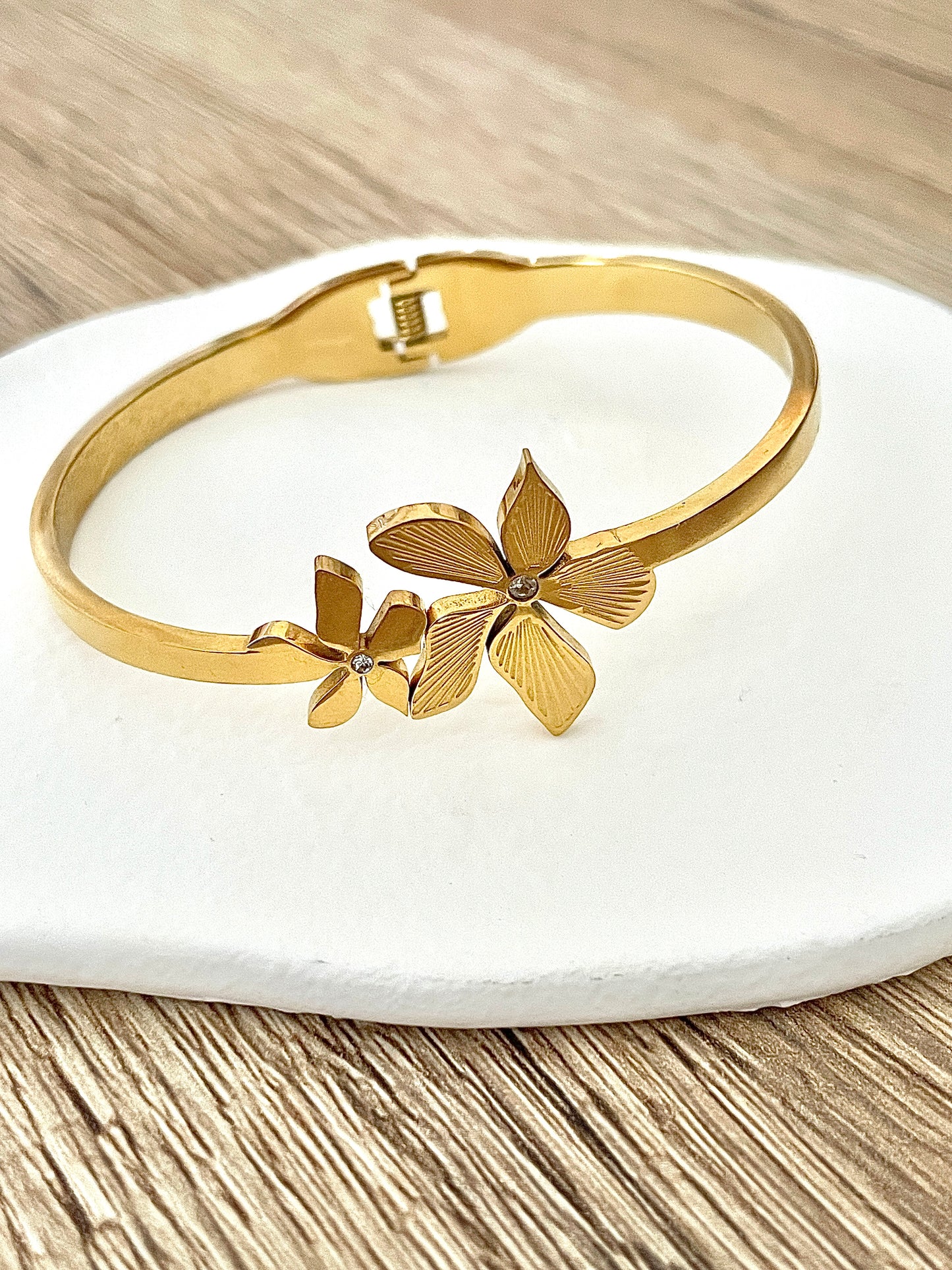 Bracelet Diane, fleurs et strass en acier inoxydable doré.