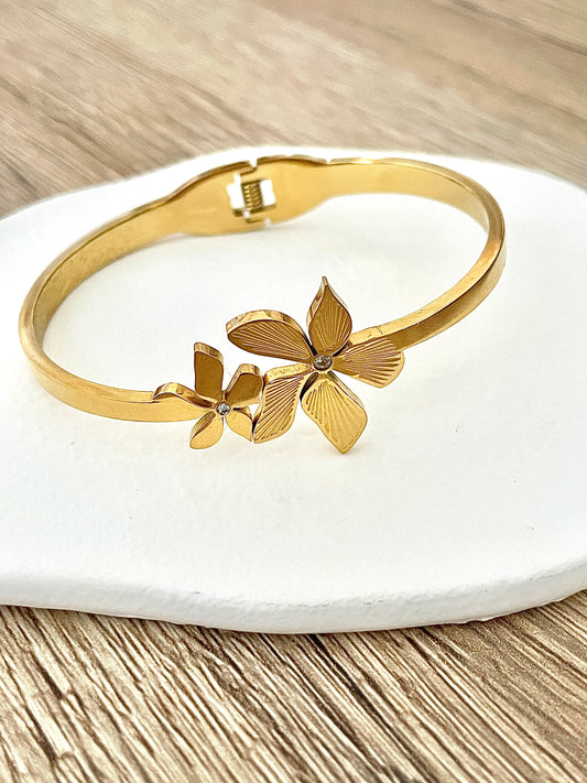 Bracelet Diane, fleurs et strass en acier inoxydable doré.