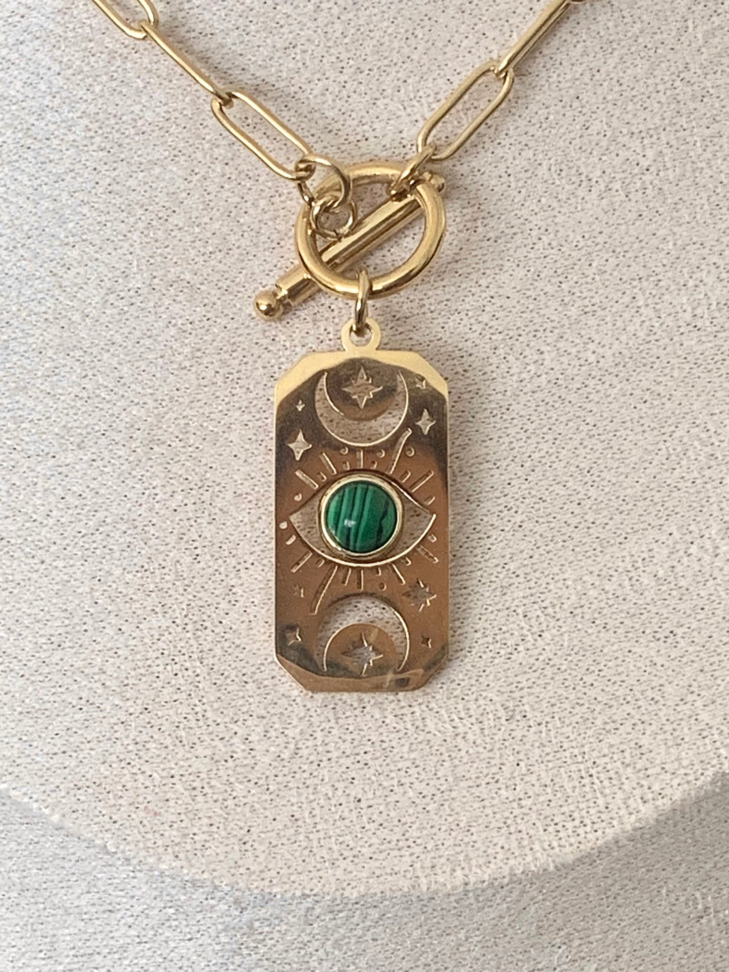 Collier Tara Œil vert, lune étoile, en acier inoxydable doré.