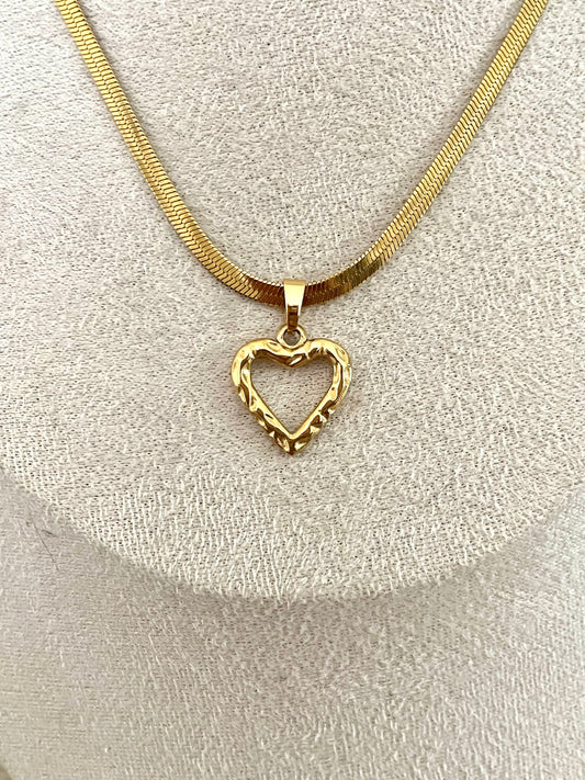 Collier Sylvie , cœur strié et chaîne serpentine, en acier inoxydable doré.