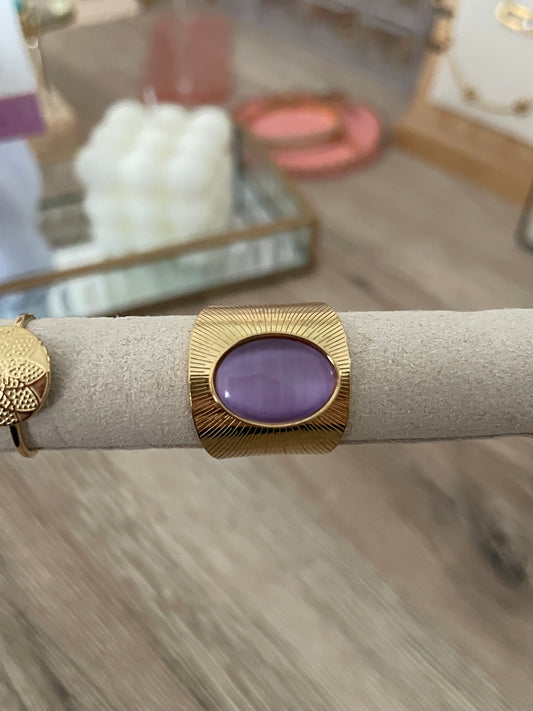 Bague large ovale Violetta mauve, acier inoxydable doré.