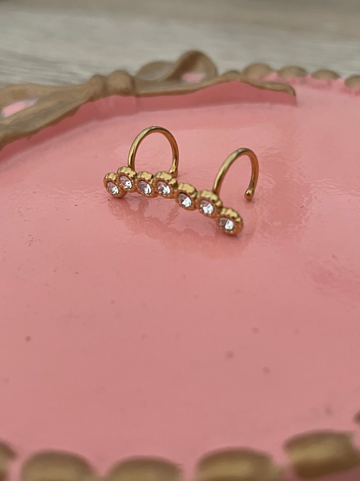 Ear Cuff Tina , strass en acier inoxydable doré.