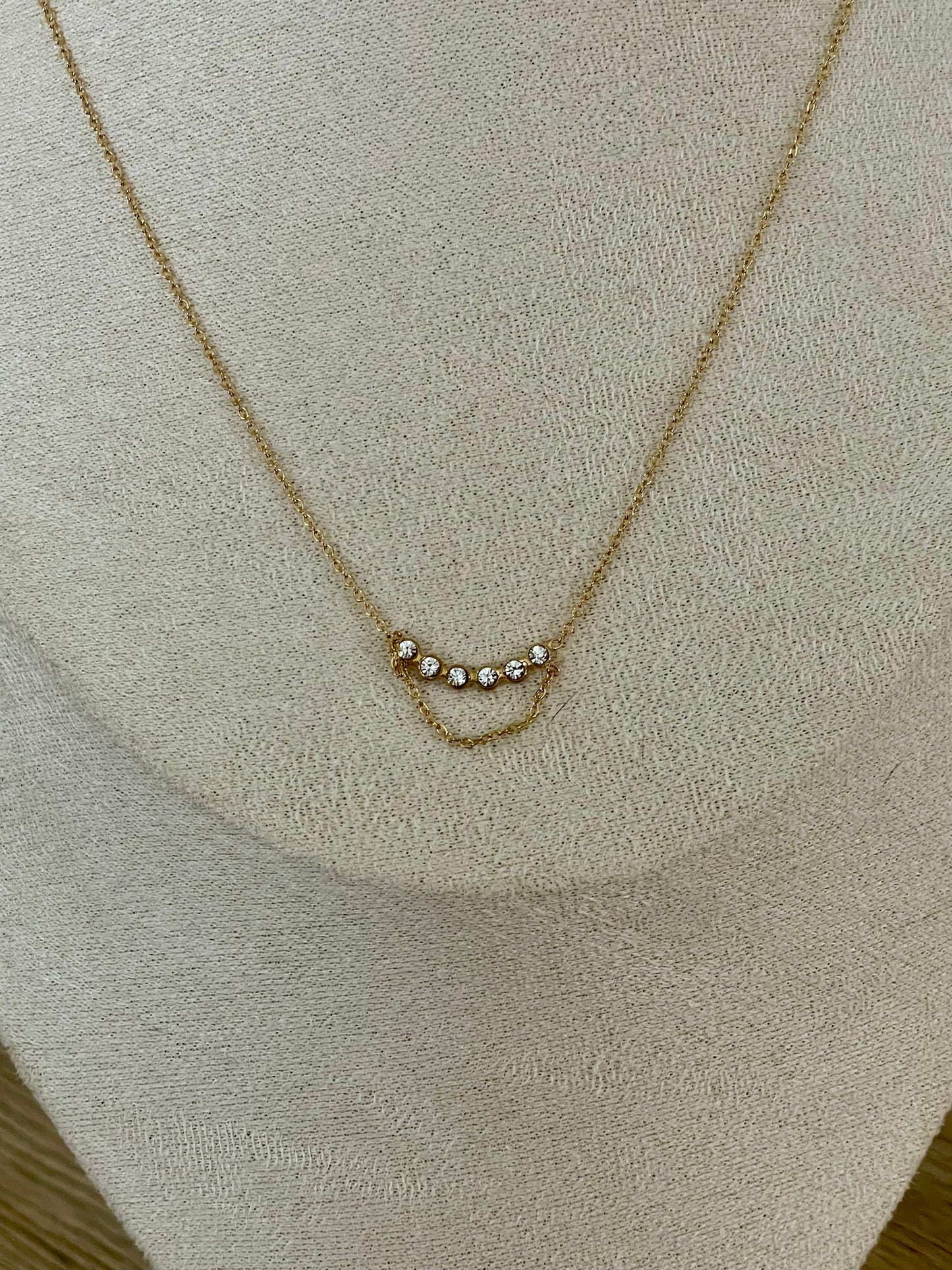 Collier Nora strass chaîne pendante, acier inoxydable doré.