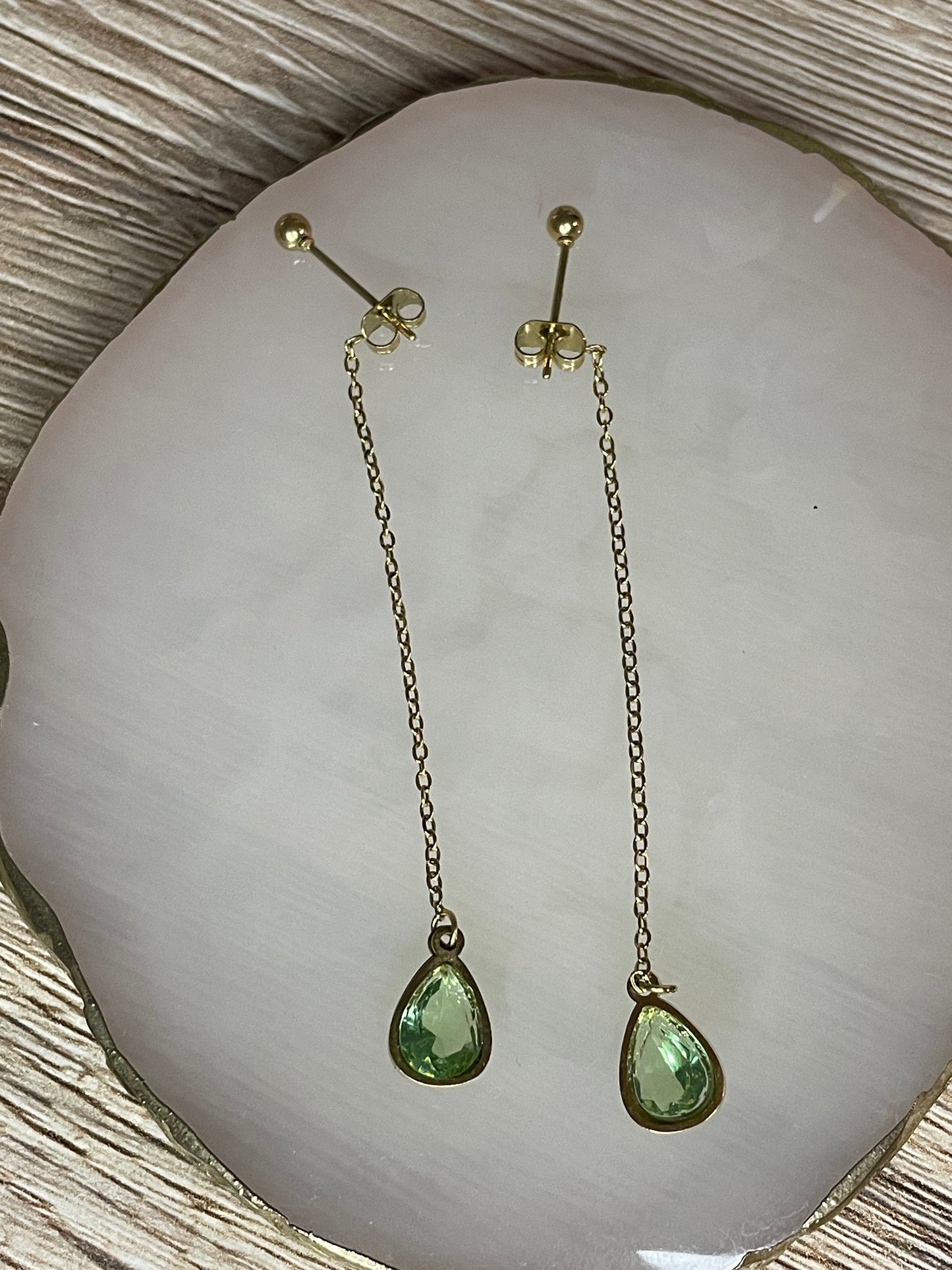 Boucles d’oreilles Vénicia, gouttes pendantes vert d’eau, acier inoxydable doré.
