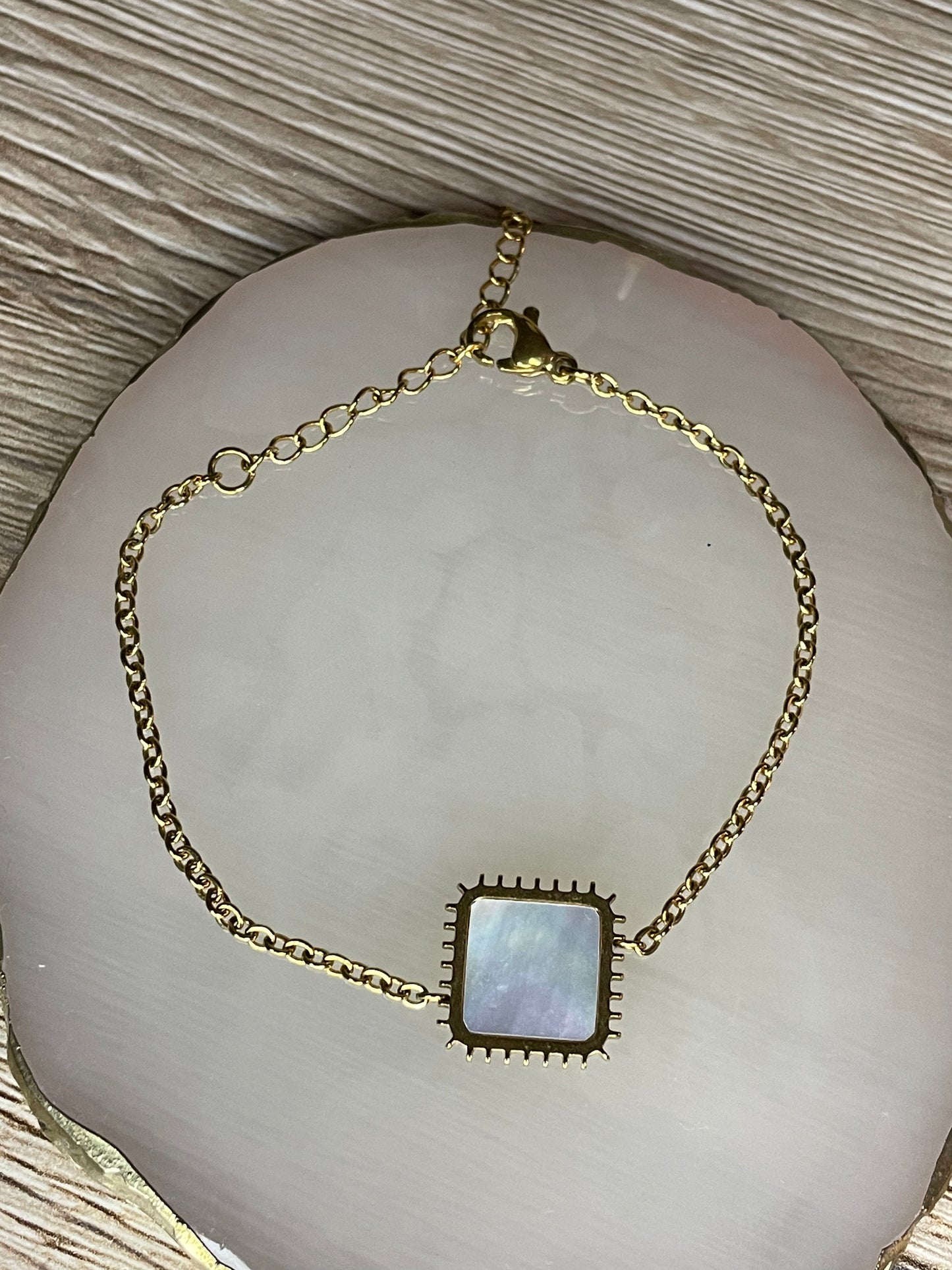 Bracelet Méliana carré dentelé nacre, acier inoxydable doré.