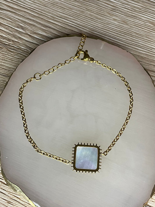 Bracelet Méliana carré dentelé nacre, acier inoxydable doré.