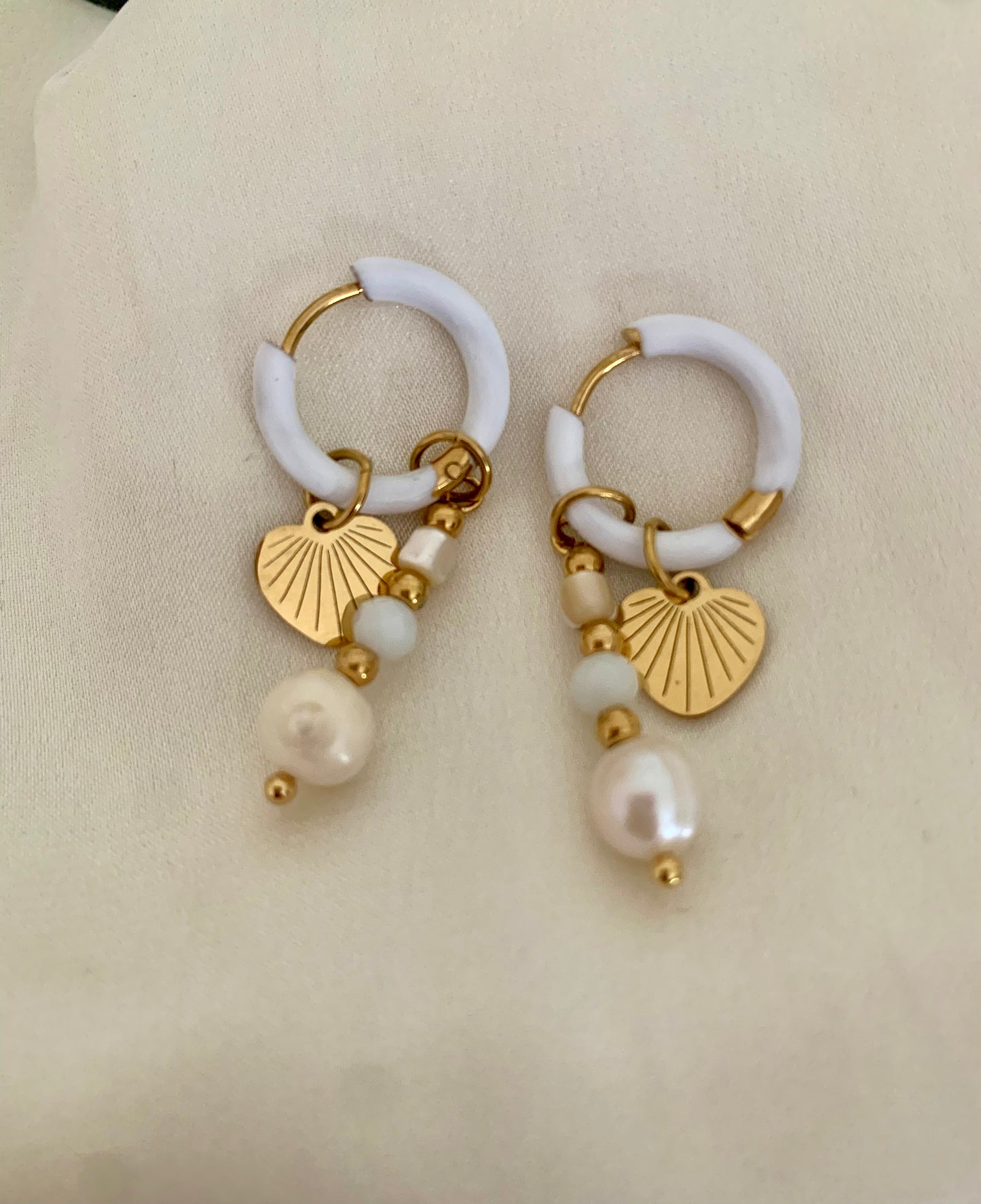 Boucles d'oreilles créoles Alice coeur et facettes blanches, acier inoxydable doré .