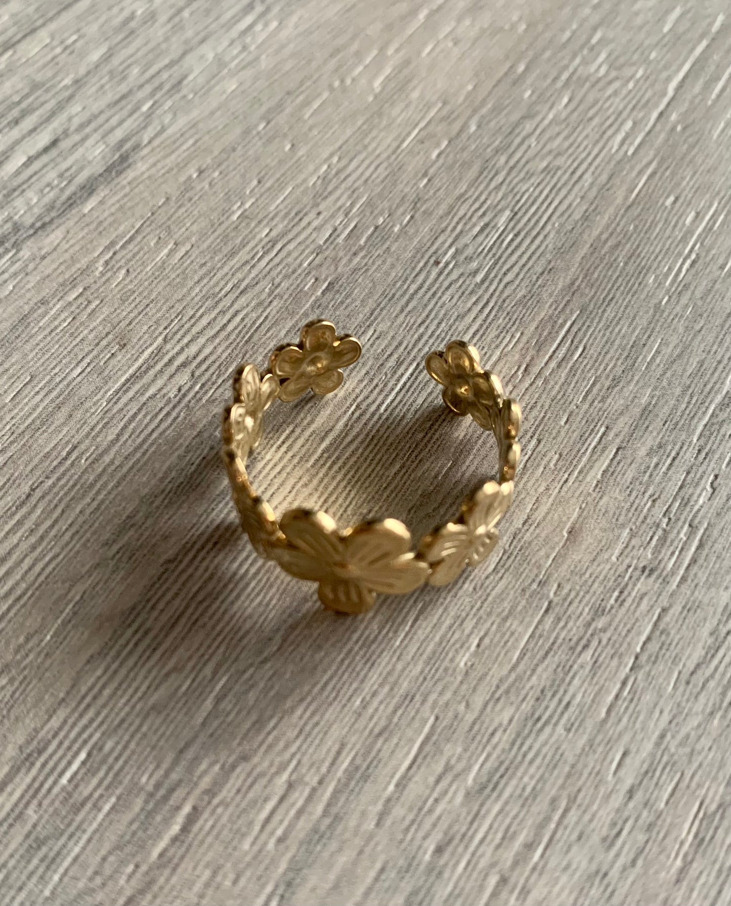 Bague Claudia ouverte à fleur réglable, acier inoxydable doré .