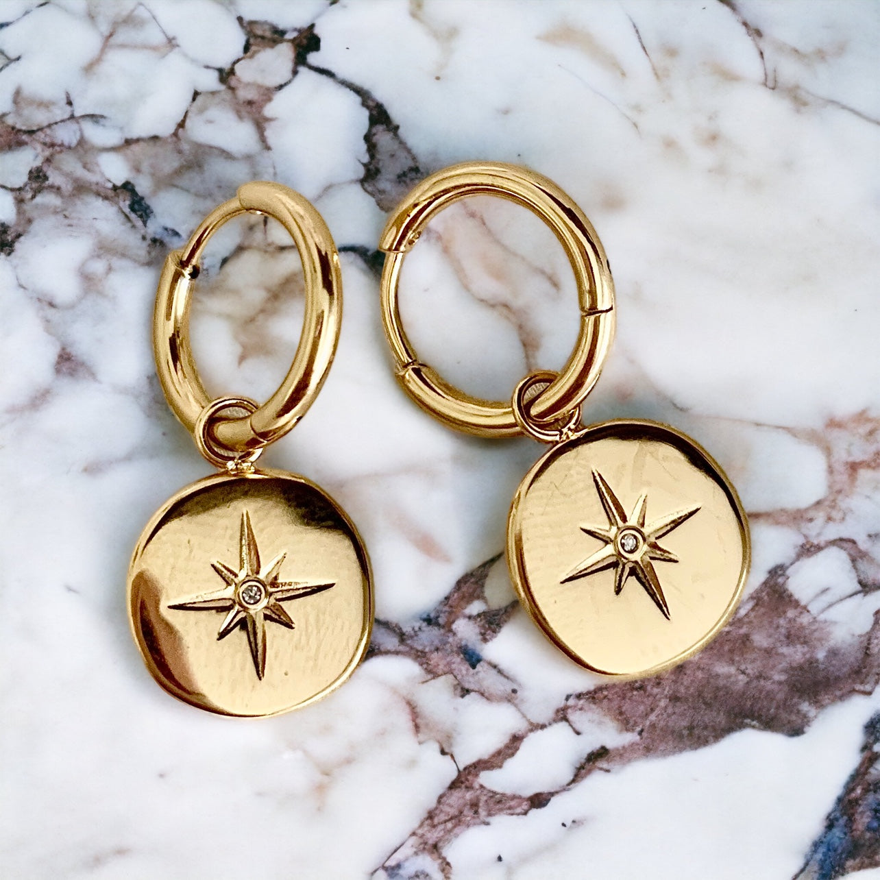 Boucles d'oreilles Emy rond trèfle , acier inoxydable doré .