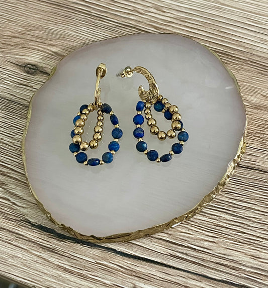 Boucles d’oreilles clou Zora, perles bleues & dorées, acier inoxydable doré.