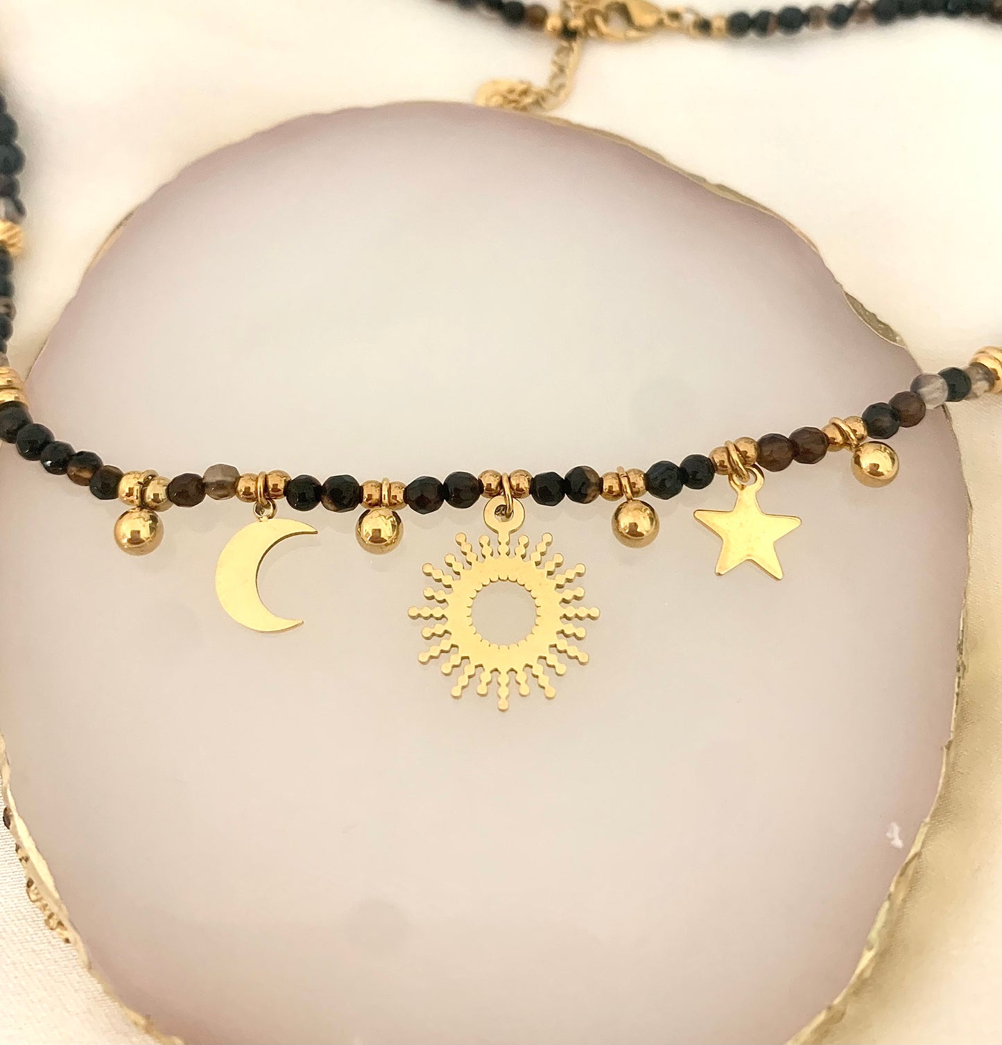 Collier Alix, avec des charms, étoile lune soleil et des billes en pierre naturelle, acier inoxydable doré.