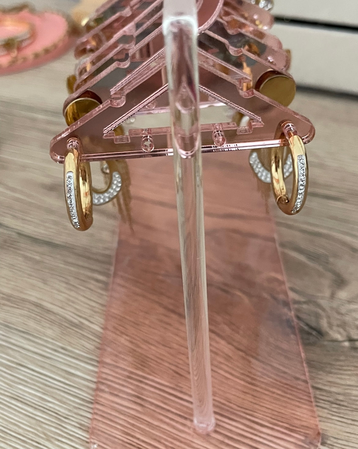 Boucles d’oreilles Périne créoles (moyennes)strass, acier inoxydable doré.