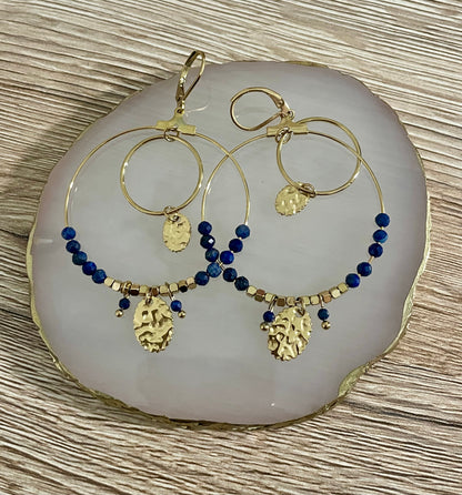 Boucles d’oreilles dormeuses Marlène perles bleues, acier inoxydable doré.