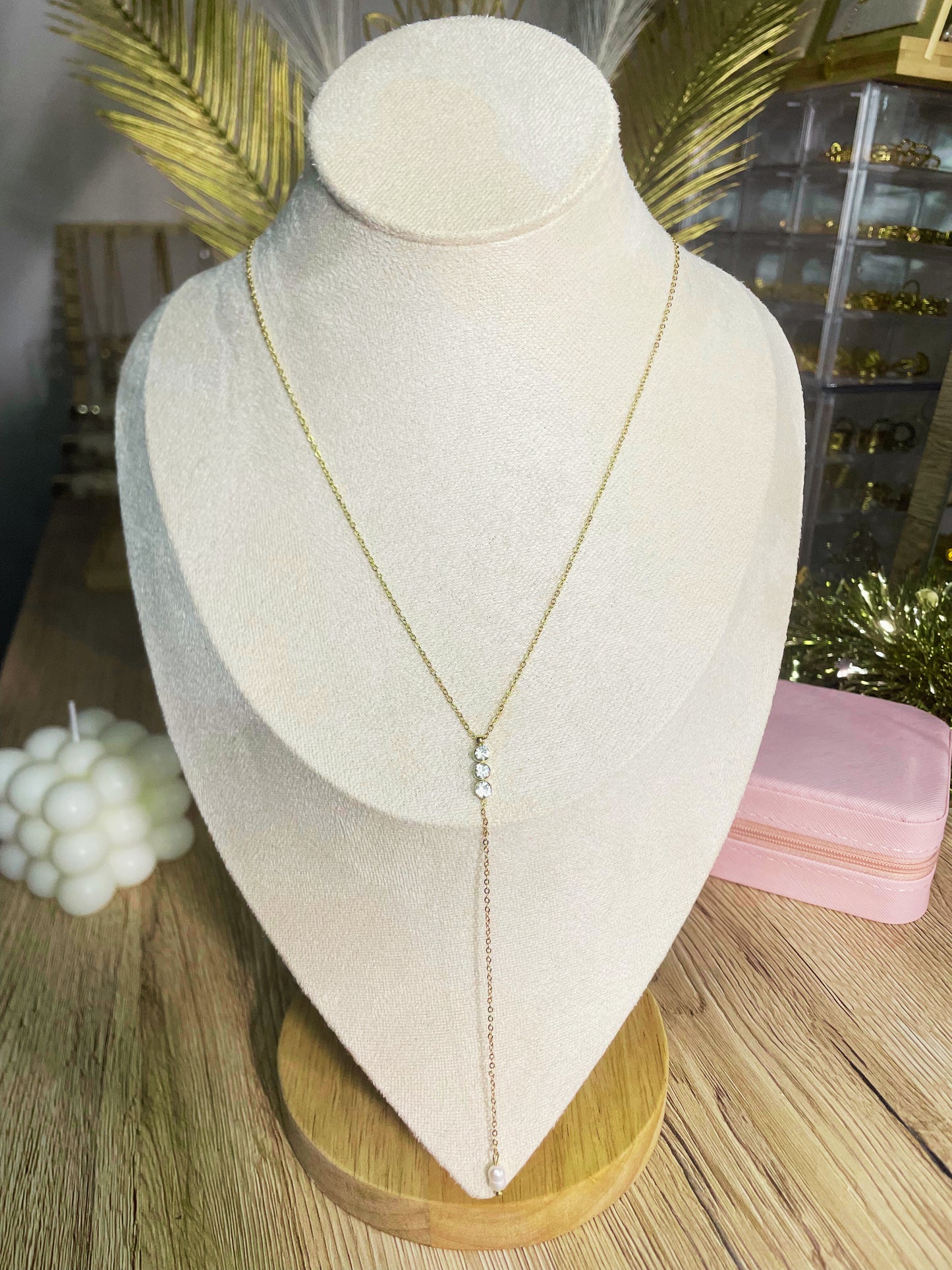 Collier Véga triple strass en Y et 1 perle, acier inoxydable doré.