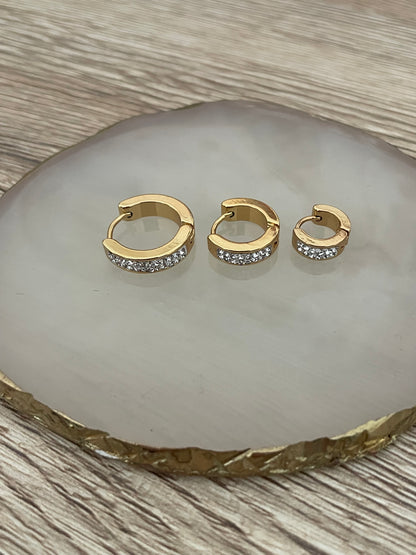 Boucles d’oreilles (petites) créoles Marine strass, acier inoxydable doré.