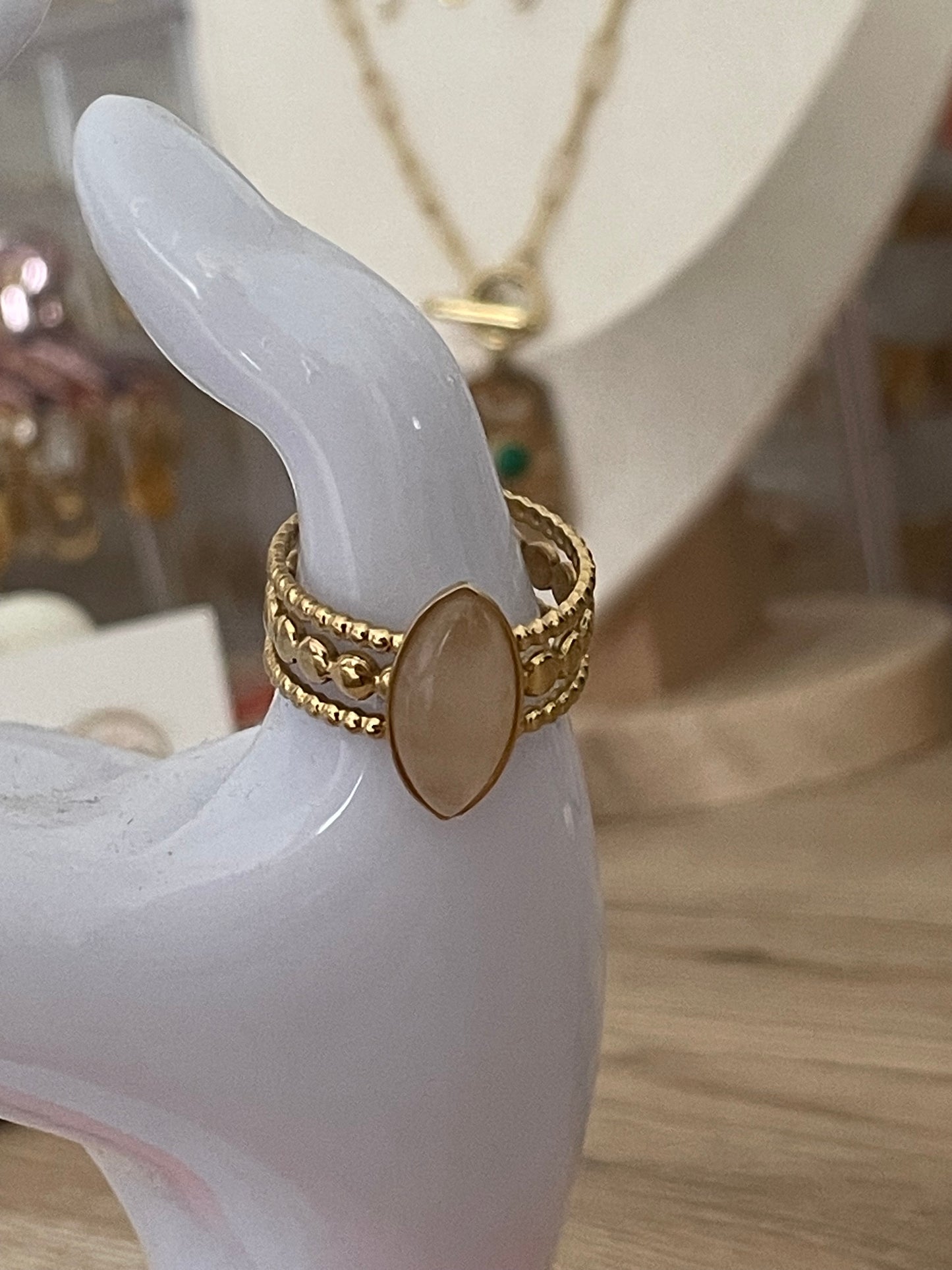 Bague Éline, pierre ovale rose, acier inoxydable doré.