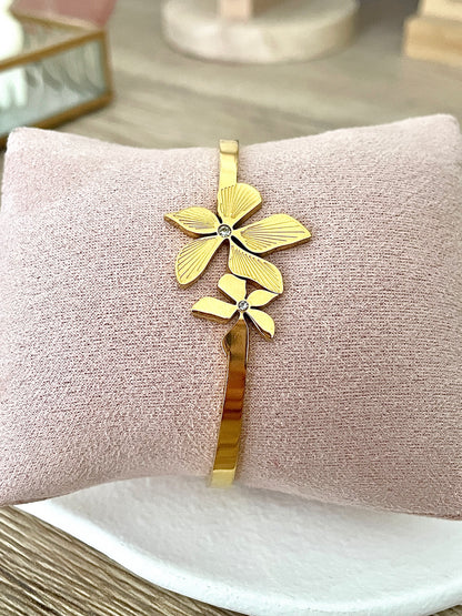 Bracelet Diane, fleurs et strass en acier inoxydable doré.