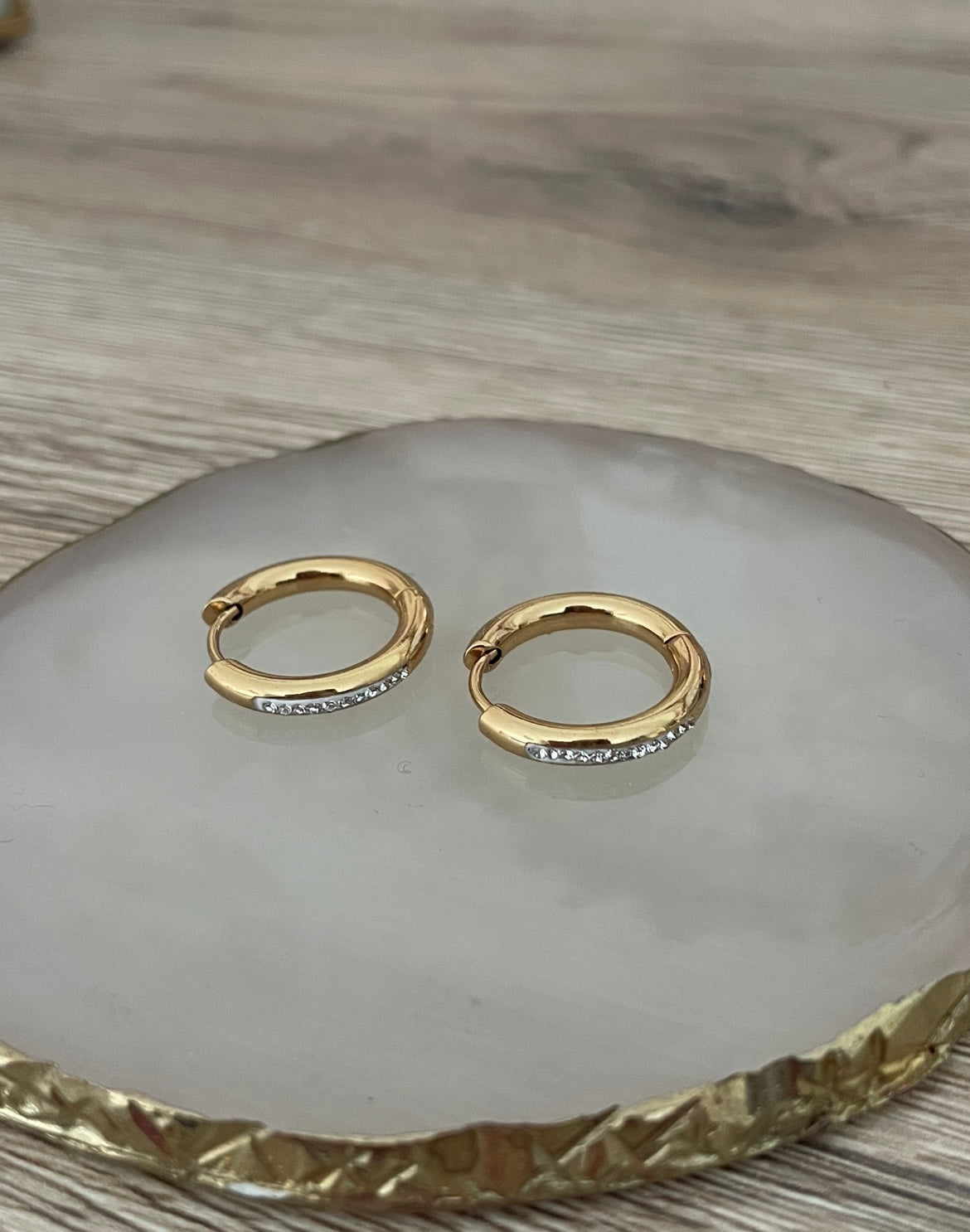 Boucles d’oreilles Périne créoles (moyennes)strass, acier inoxydable doré.