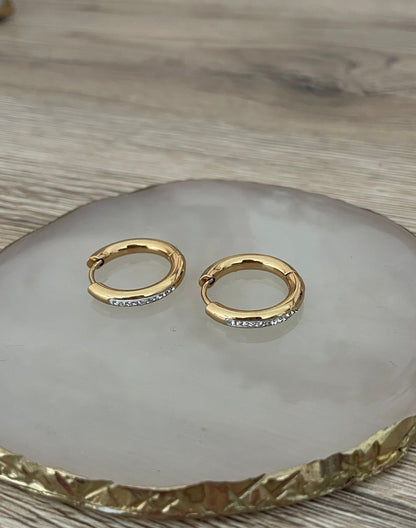 Boucles d’oreilles Périne créoles (moyennes)strass, acier inoxydable doré.