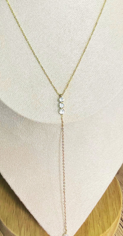 Collier Véga triple strass en Y et 1 perle, acier inoxydable doré.