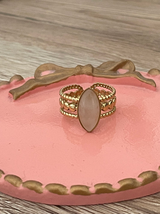 Bague Éline, pierre ovale rose, acier inoxydable doré.
