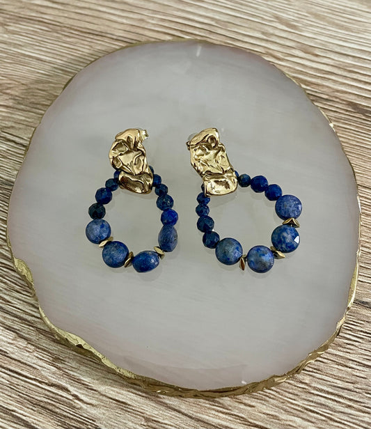 Boucles d’oreilles clou Cathy perles bleues, acier inoxydable doré.