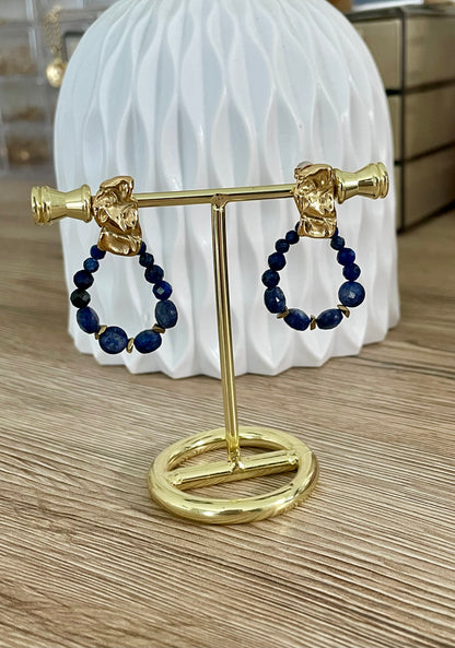 Boucles d’oreilles clou Cathy perles bleues, acier inoxydable doré.