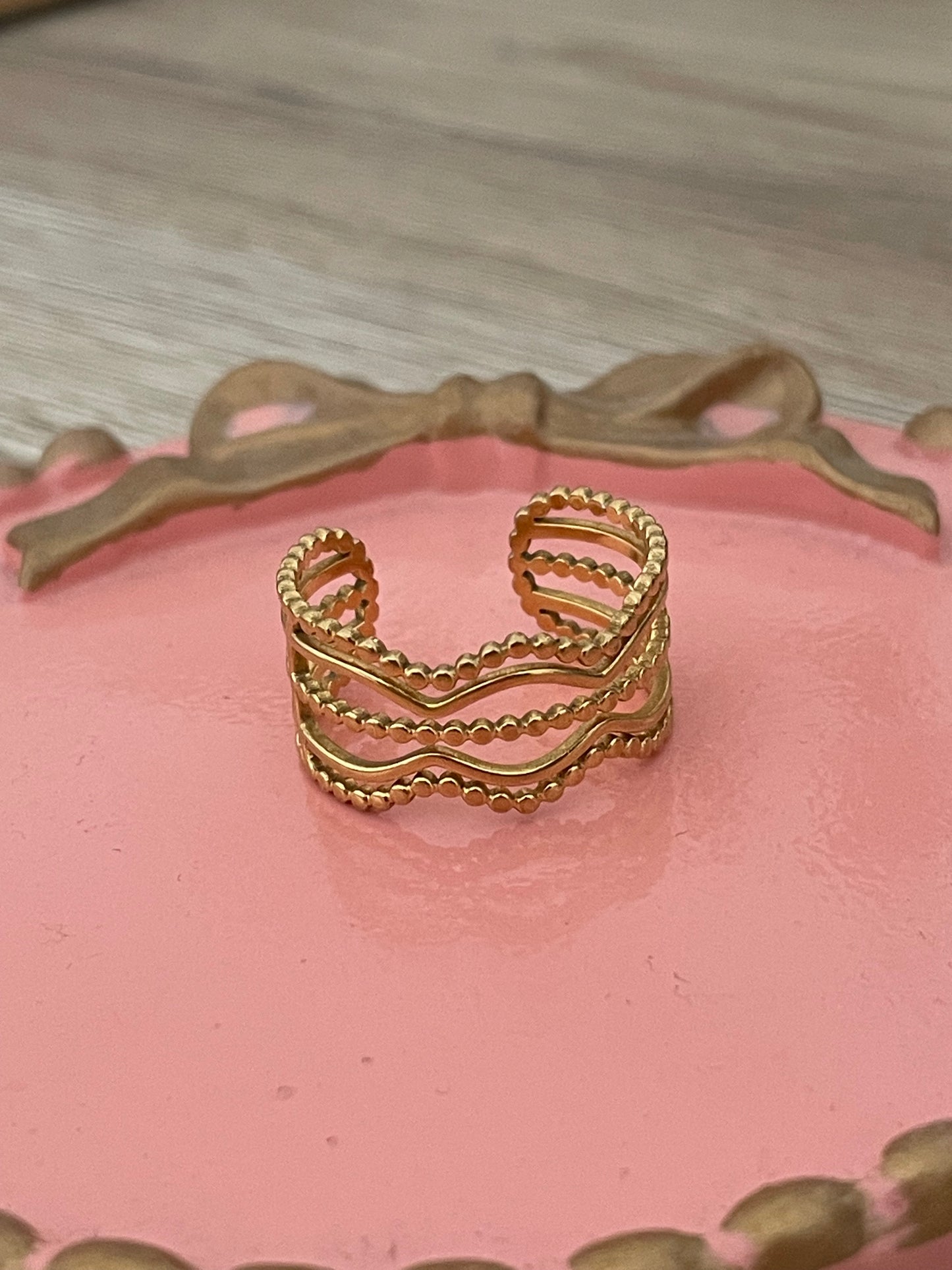 Bague Amira, texture orientale, acier inoxydable doré.