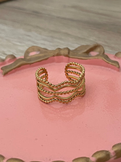 Bague Amira, texture orientale, acier inoxydable doré.