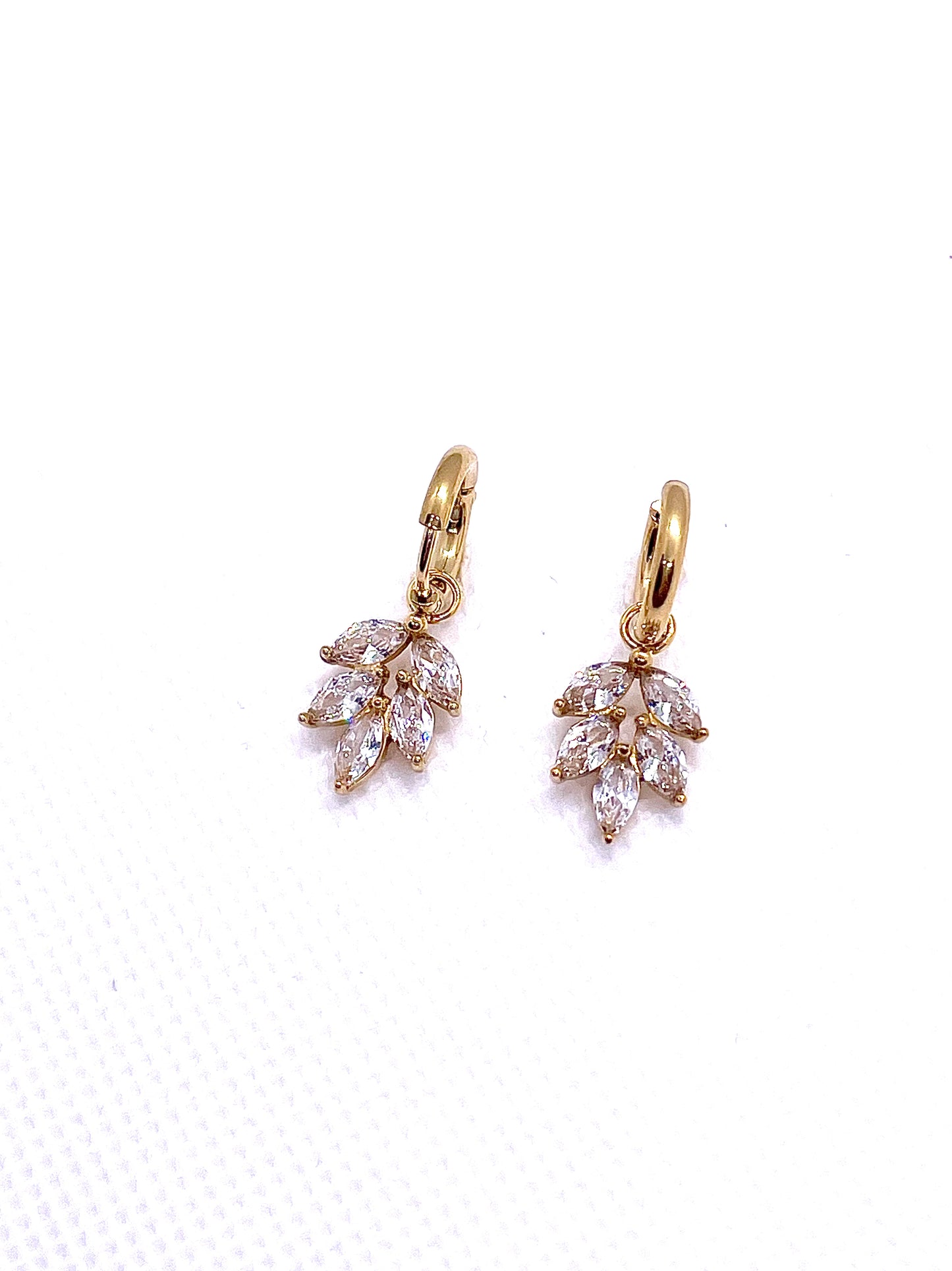 Boucles d’oreilles Cléa gouttes strass blanc, acier inoxydable doré.