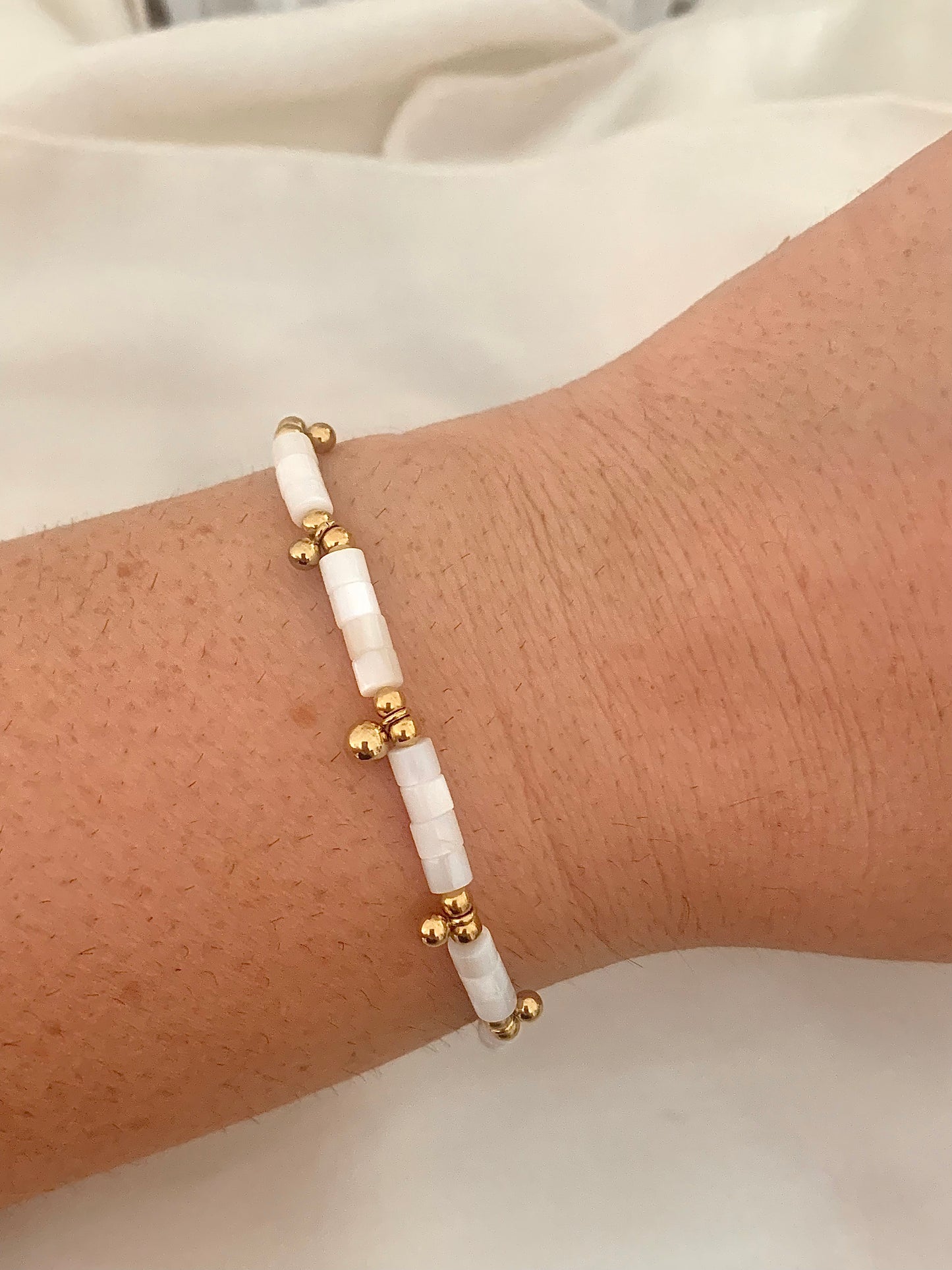 Bracelet Camélia , avec rondelles pierre naturelles , acier inoxydable doré.