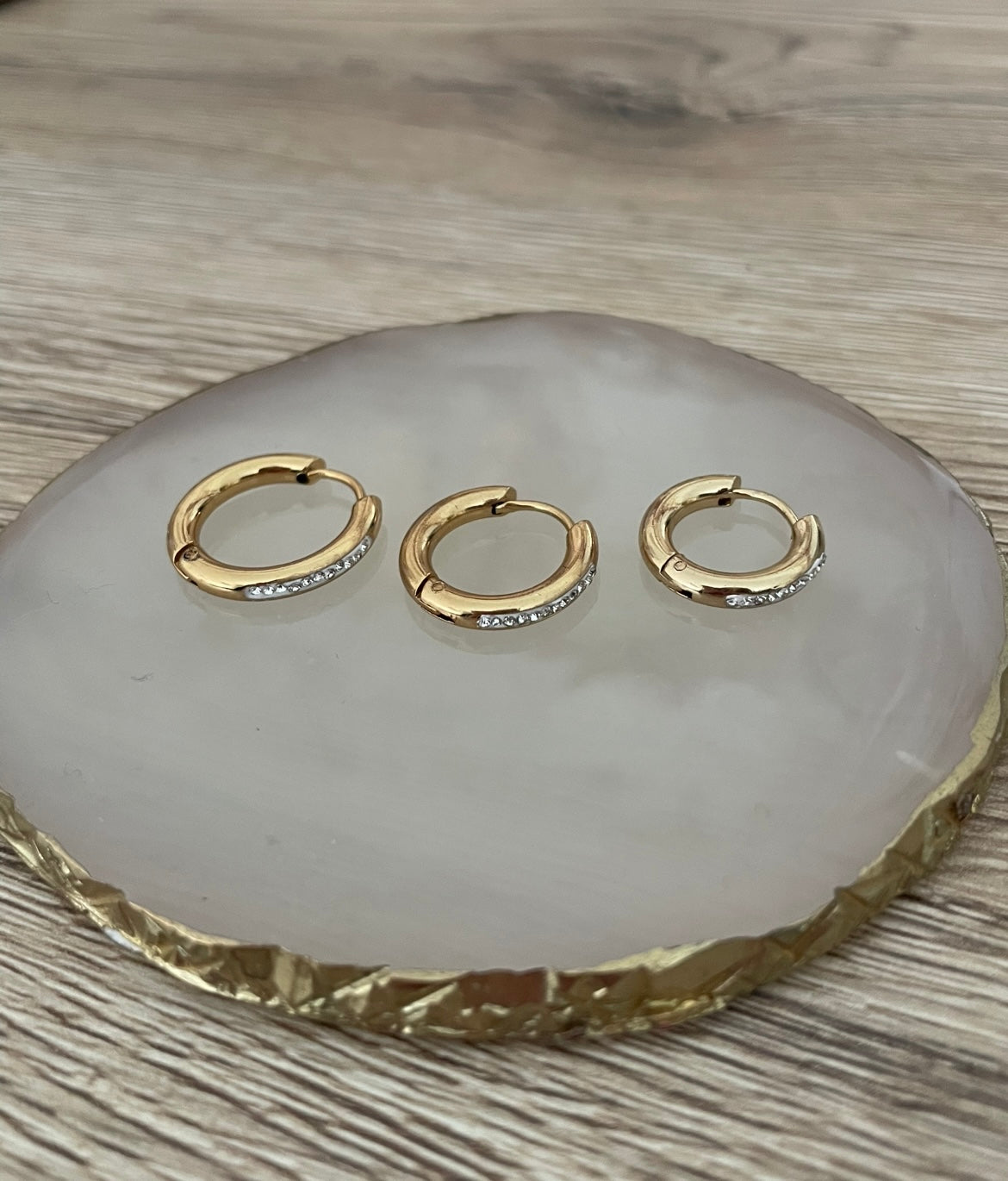 Boucles d’oreilles Périne créoles (moyennes)strass, acier inoxydable doré.