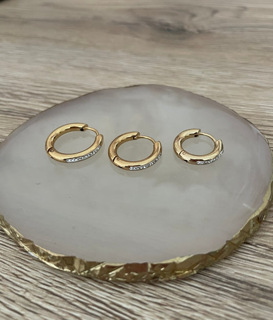 Boucles d’oreilles Périne créoles (moyennes)strass, acier inoxydable doré.