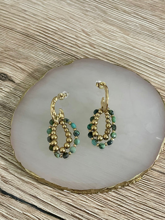 Boucles d’oreilles clou Zora, perles vertes & dorées,acier inoxydable doré.