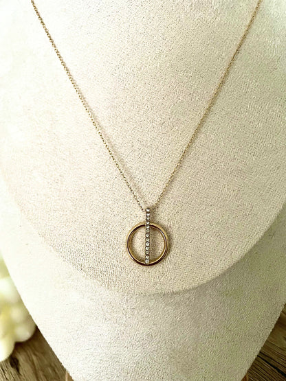 Collier Mylène cercle barre strass, acier inoxydable doré.