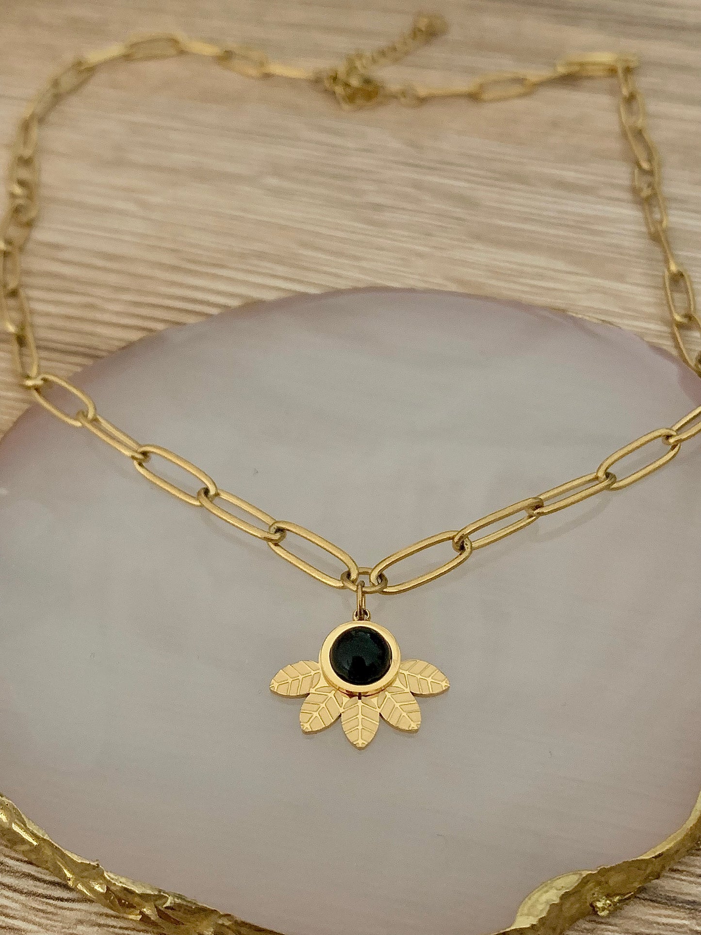 Collier Capucinne feuille, avec perle de couleur noire, acier inoxydable doré.