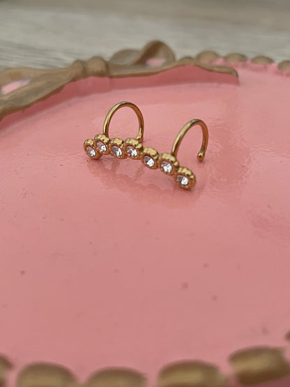 Ear Cuff Tina , strass en acier inoxydable doré.