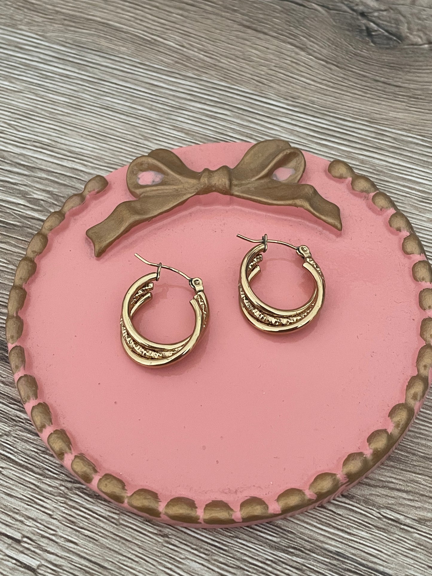 Boucles d’oreilles Lucie, texturisé, acier inoxydable doré.