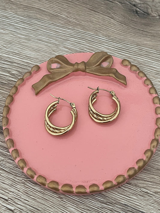 Boucles d’oreilles Lucie, texturisé, acier inoxydable doré.