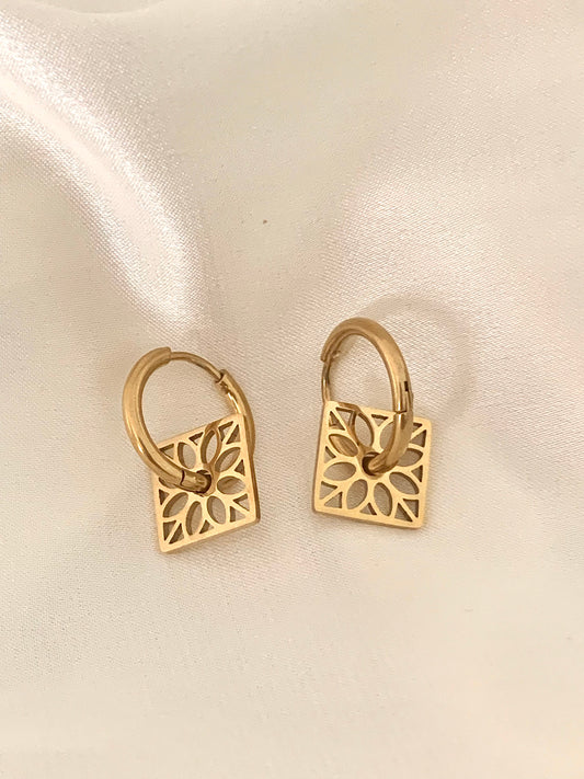 Boucles d'oreilles mini créoles Suzy, avec un pendentif rosace carré, acier inoxydable doré.