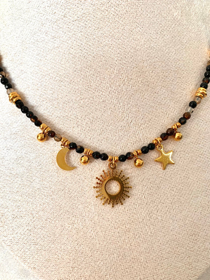 Collier Alix, avec des charms, étoile lune soleil et des billes en pierre naturelle, acier inoxydable doré.