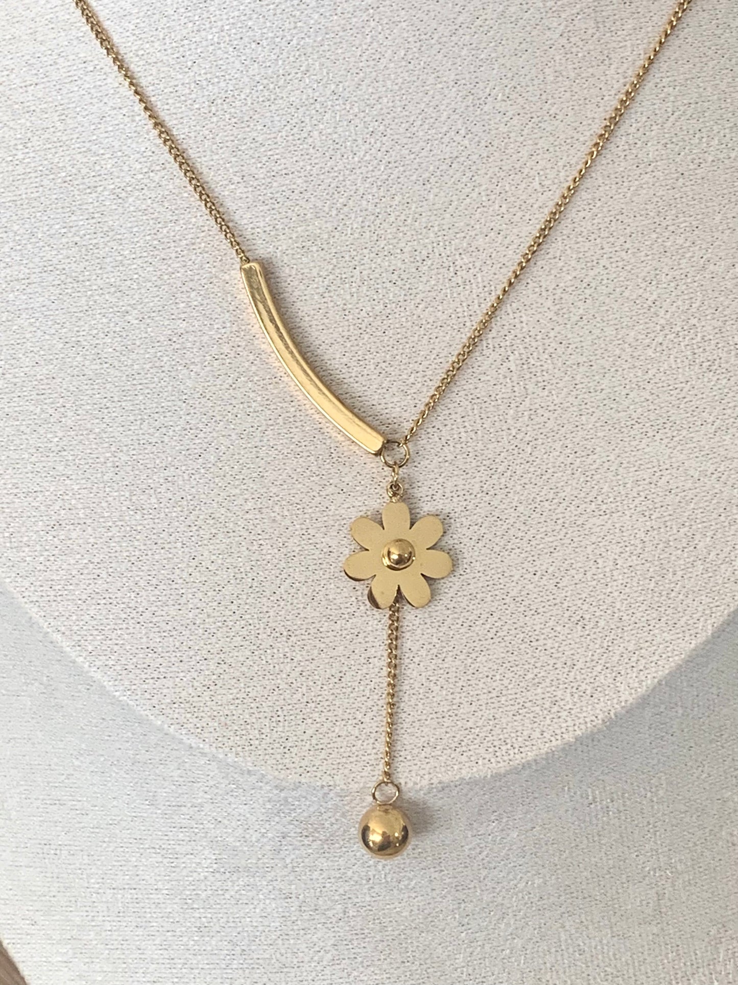 Collier Lisa fleur, acier inoxydable doré.