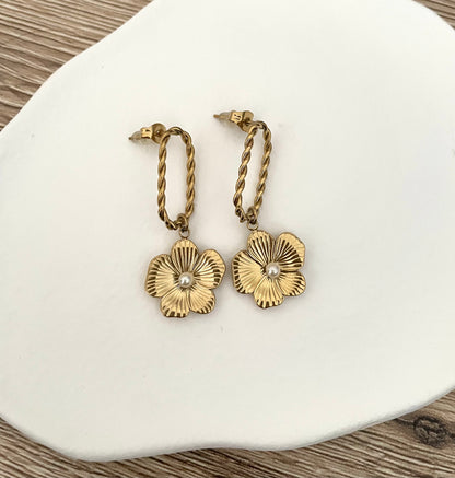 Boucles d’oreilles Camélia pendantes fleurs strass, en acier inoxydable doré.